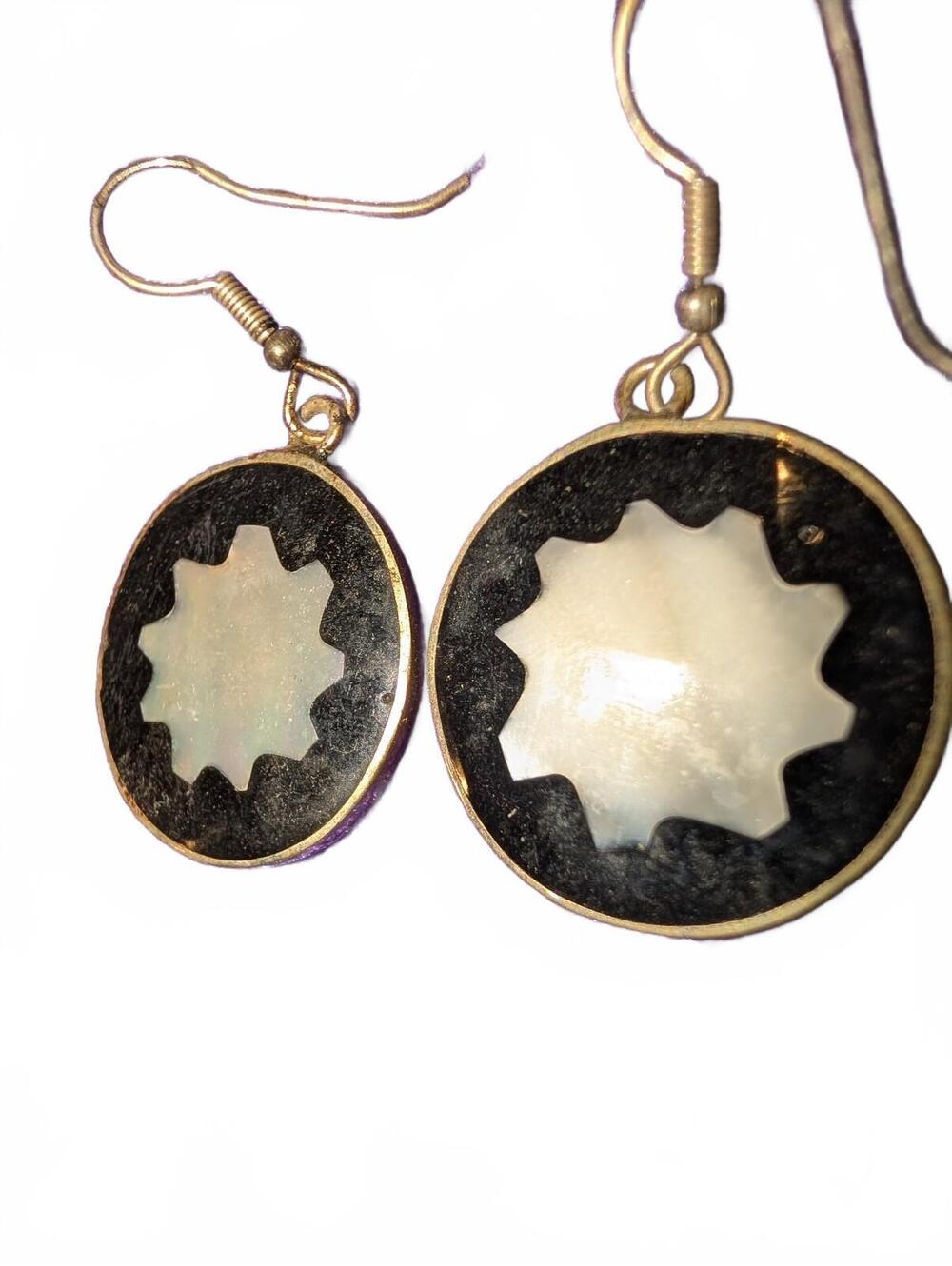 Vintage Alpaca Mexico Dangle Earrings with Mother of Pearl Inlay - Picture 3 of 4